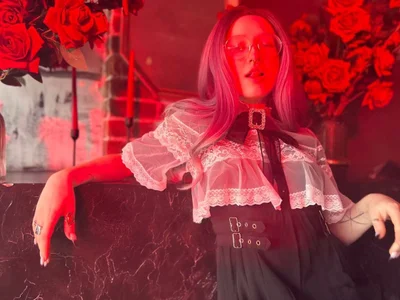 Dark_Lucious Me in roses Pic 6