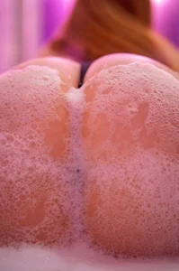 Lea_Joness foam on my body Pic