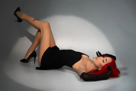 MelyTaylor_ Just me in a black dress Billede