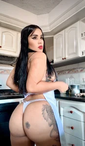 laure_torres Lauren sexy en la cocina Foto 4