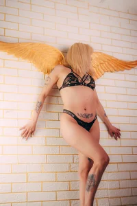 samanthajonexxx DO YOU WANT TO SEE UNDER THESE THONGS? Pic 7