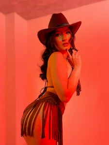 EmilyWinsly Cowgirl!! - {count, plural, one {תמונה אחת} two {שתי תמונות} many {# תמונות} other {# תמונות}}
