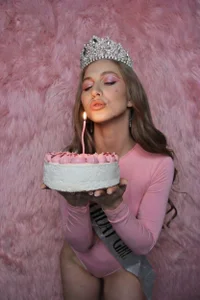 MissEmilyMiller My Day, My Rules 🎉🔥  8টি ছবি