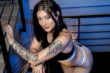 Giaa_Ross Young, free and magnetic.  2টি ছবি