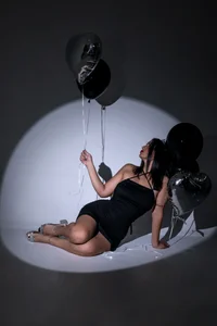 kareena_basu 🎁Do not bring gift ... Better remove the dress 🖤🥂 Immagine  5