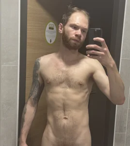 fcuk24 Public Foto 3