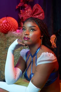 malu_horny_69のSnow White is alone and lost waiting for you to give her all your love.の 7枚の写真