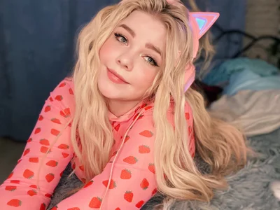 Tori_cat Pinky Pic 2