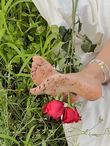 fetish_foot_ take a rose 🌹🩷 Pic 3