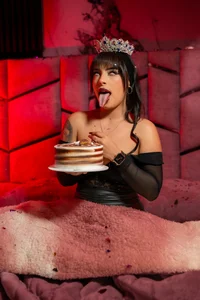 MiiaaMoonroee The Best Gift Is Right Here 🎂🔥 Pic 3