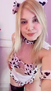 Crystal-Woods Do you milk me, or should I milk you hehe?👀🤍  2. fénykép