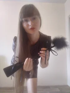 The hostess directs de KiraGoldens  6 Imagens