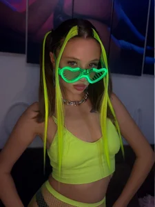 Kimsweet7の27k followers ❤️の 2枚の写真