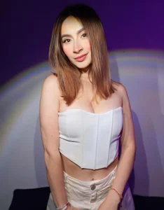 chloe_rockss_ kullanıcısının In the shadow 🖤🌺 albümü -  4 fotoğraf