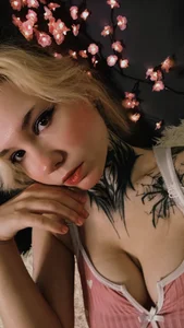 RenVixenのBad Girl Mood 😈の 4枚の写真