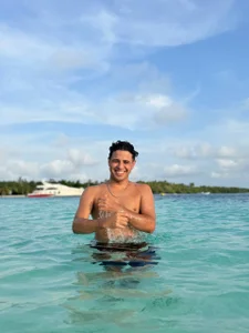 MAXIMILAINO-XXX photos on the beach Pic 2