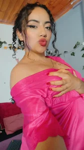 emiily_curly pink💓 Εικόνα