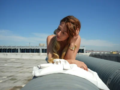 JuliaHyde High in the sky Pic 5