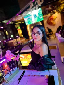 victoria_hokings Night, flowers and a beautiful smile...🌸 slika