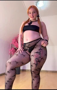 JuliaDavis_1の"My body is burning, are you coming to put it out with me?"😈の 3枚の写真