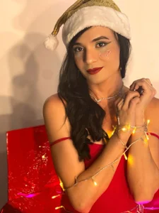 PamelaAnderson_2 Christmas red Pic 2