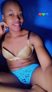 Sexy tease de Kenyangirl25  2 Imagens