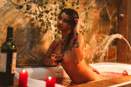 CinthiaCollins In the tub drinking wine Pic 5
