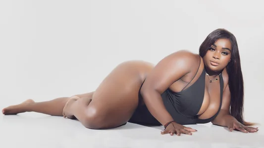 AdaBenneth All body type can be the perfect type Foto
