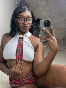 YallianaBrooks I'm your favorite college girl... 📚💗 Hình 4