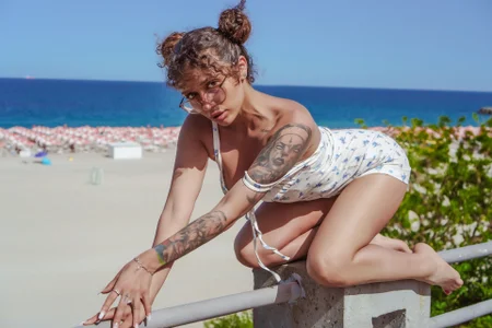 ChloeJoyce Beach Time! Gambar 4