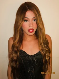 clara_evanss_s Here is this cute girl with red lips Immagine  8