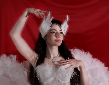 Amelia_Vesper 𝒲𝒾𝓁𝓁 𝓎𝑜𝓊 𝒸𝑜𝓂𝑒 𝓌𝒾𝓉𝒽 𝓂𝑒? slika