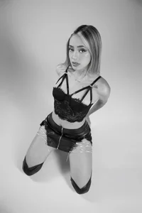 KloeePraga black and white! 🖤🤍  5. fénykép