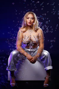 Ala_Rasi_ Flirting with bubbles Immagine  6