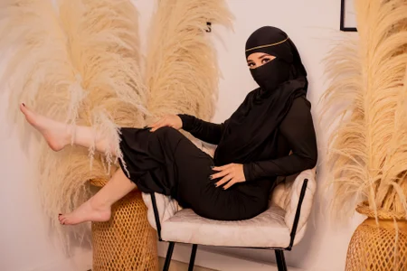 Arab elegance, fire on the skin and desire in the air 🖤🌙 de _Malak  2 Imagens