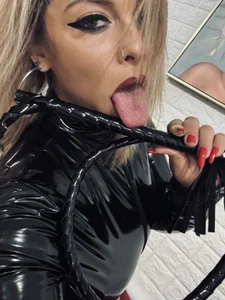 ZoeMesmerize CATwoman? 🐈‍⬛nah! It’s ZOE wearing BLACK LATEX SUIT N BOOTS🔥 Immagine  8