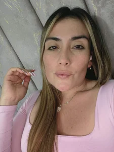 MiaAmadorVS 🎀🌷 Does pink look good on me? Pic 2