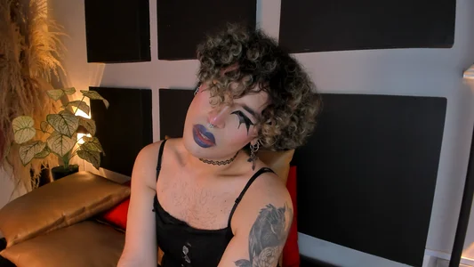 Lexxxxx_ Gothic and curly hair Pic 2