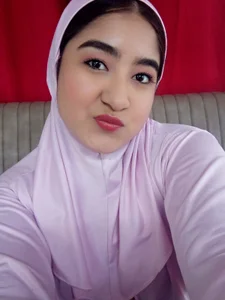 Samira_Awada Whisper something sweet in my ear… even if it’s just over chat. slika