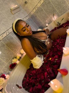 Marathompsonn 🌹 Roses Shower 🌹 รูป  2