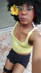 Yellow girl 🤤🎨💛 de CataleyaMoon_  9 photos