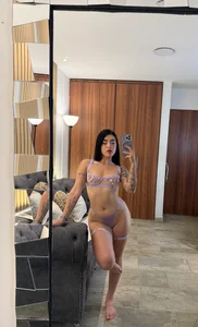 zoee_jackson Sexy in the mirror Pic 4