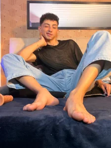 harry_salvatore Flirty feet Pic 3