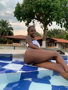 Maddyjohnsonn pool day 👙🌅 Pic 3