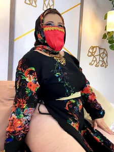 SalmaZamann dressed in flowers Pic