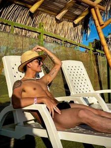 CamiiGuzmanX: pool day ( 2 фото)