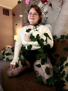 MaryFloreeelf in the leaves Bild 4