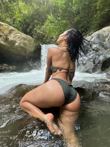 charloottee_1 Leaving me wrapping by water, each drop is a refreshing kiss on my skin 💧🔥 Foto 7