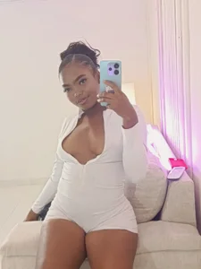 Kenia_Storm white suits me well 🤍 Foto 3