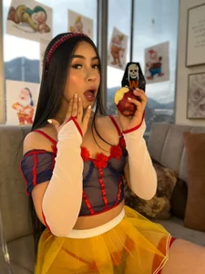 Ivanna_West One bite and you’ll be under my spell… forever. 🍎💋 Immagine  3